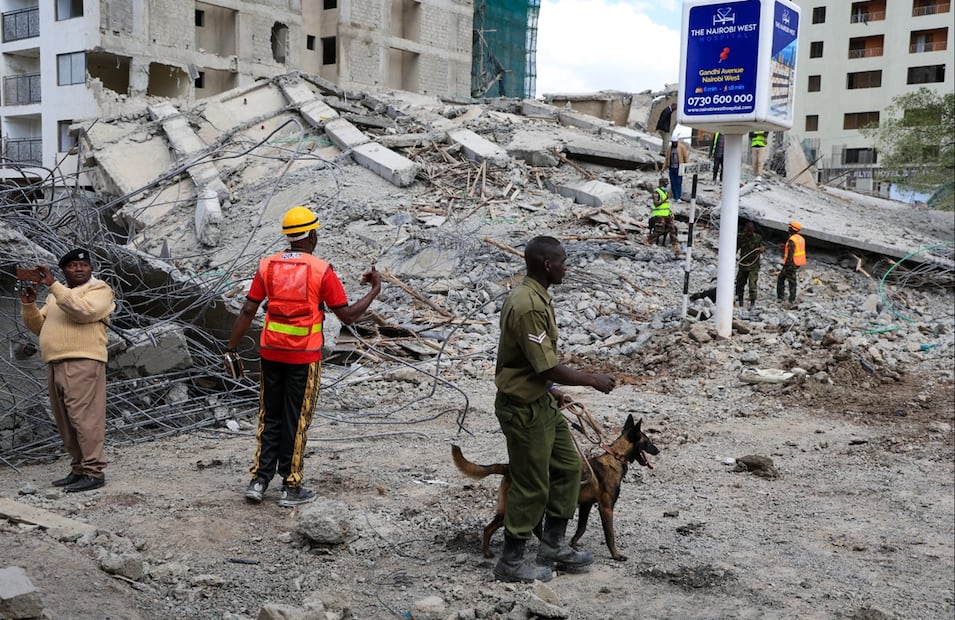 Los derrumbes de edificios son habituales en Nairobi, donde hay una elevada demanda de viviendas y los constructores sin escrúpulos suelen ignorar las regulaciones o incumplir los códigos de construcción. Foto: AP