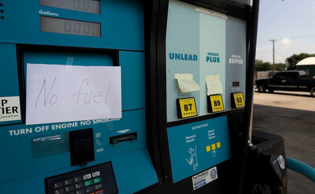 Una gasolinera aparece con un letrero en inglés que dice "No hay gasolina" en El Campo, Texas (Foto: AP)