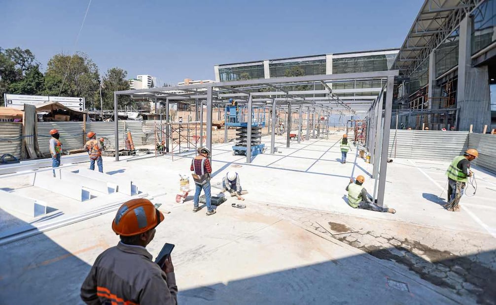 En el Cetram Observatorio, donde se construye la terminal del Tren Interurbano El Insurgente, se observó a trabajadores que continúan con labores en el sitio. Foto: Gabriel Pano / EL UNIVERSAL