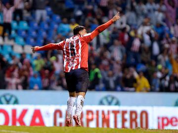 Resultado: Chivas se impone ante Puebla; pinta de rojiblanco el Estadio Cuauhtémoc y deja la tormenta atrás