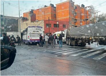 Tráiler se pasa el alto y se impacta contra camión de transporte público en Circuito Interior; hay varios pasajeros heridos