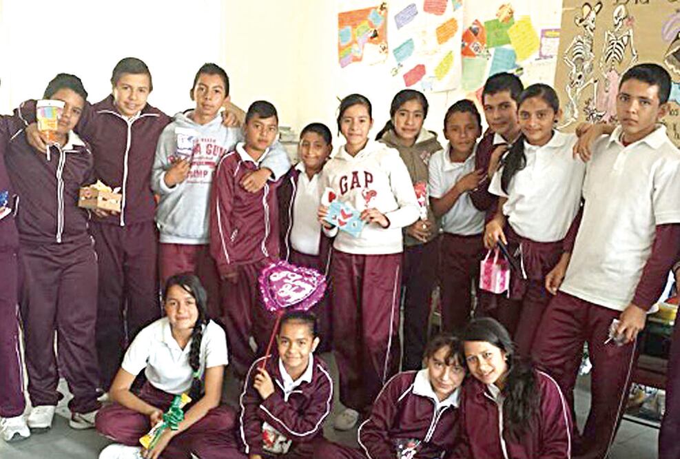 En la imagen la hija de Dorotea García aparece con sus compañeros de escuela; una de sus conocidas asegura que la menor tiene novio