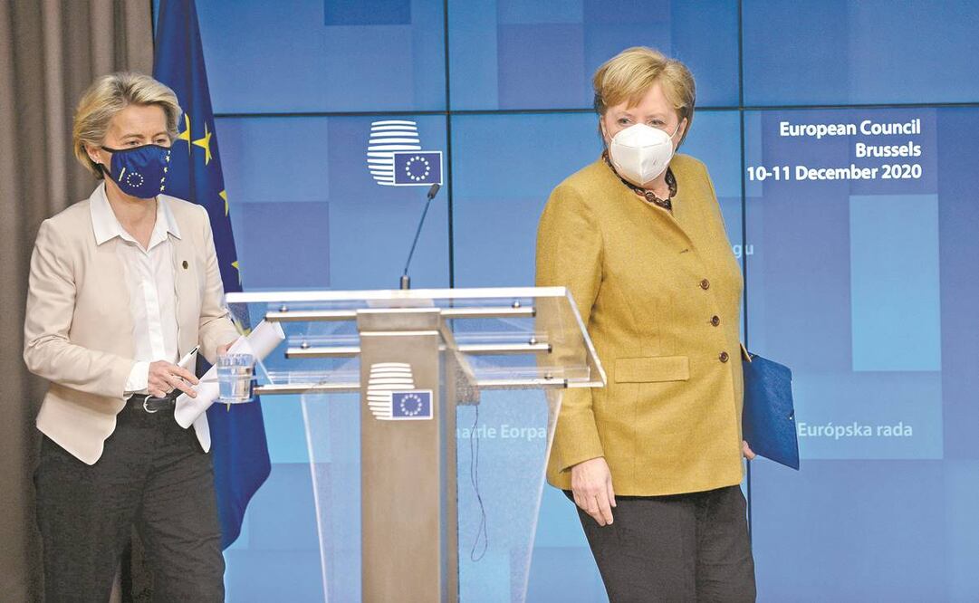 Ursula von der Leyen, titular de la Comisión Europea, ayer con la canciller alemana, Angela Merkel, tras la cumbre de los líderes de la Unión Europea (UE), en Bruselas. Foto: EFE
