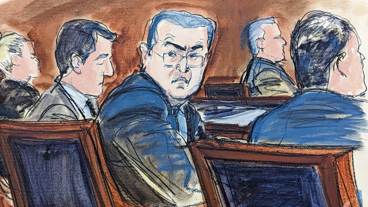 El expresidente hondureño Juan Orlando Hernández, con sus abogados, gira la cabeza para mirar a los posibles miembros del jurado al comenzar el juicio en su contra.Foto: AP