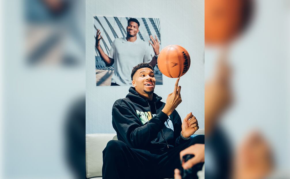 Giannis Antetokounmpo en el Fiserv Forum tras el partido que Milwaukee Bucks ganó a Toronto Raptors.