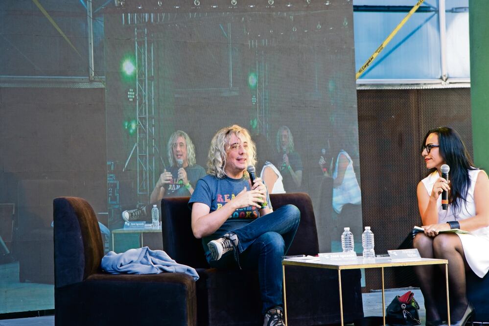 El escritor y guionista José Ignacio “Chascas” Valenzuela impartió dos conversatorios en la jornada inaugural de la FILMAQ, que en sus pasillos tuvo una moderada afluencia de visitantes, Foto: FILMAQ y Especial