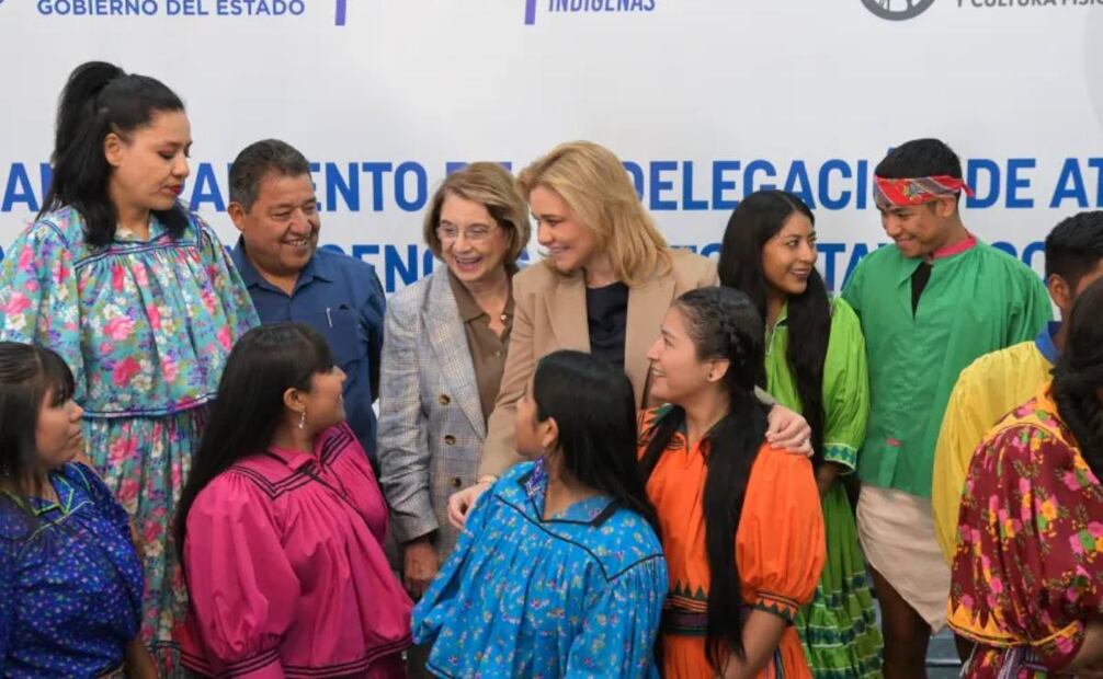 Maru Campos abanderó a la delegación de atletas rarámuris en el Salón 25 de Marzo del Palacio de Gobierno. Foto: Especial