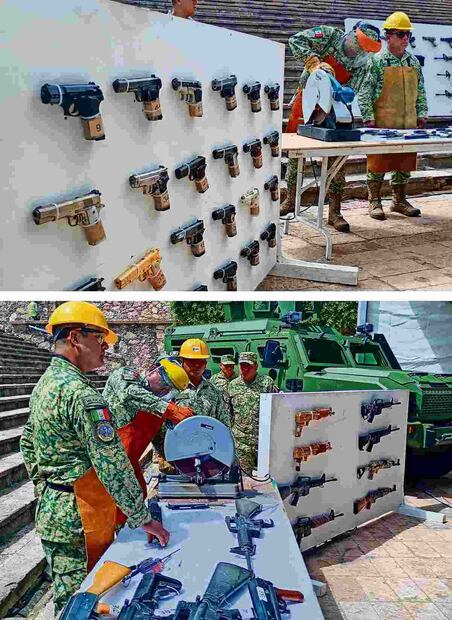 Integrantes del Ejército Mexicano al destruir armas decomisadas en Guanajuato, en julio de 2025. Fotos: EFE
