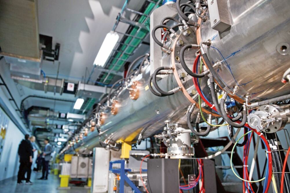 El acelerador linear Linac4 en su inauguración en la sede del Centro Europeo de Física de Partículas (CERN) en Meyrin, cerca de Ginebra, Suiza (VALENTIN FLAURAUD. EFE)