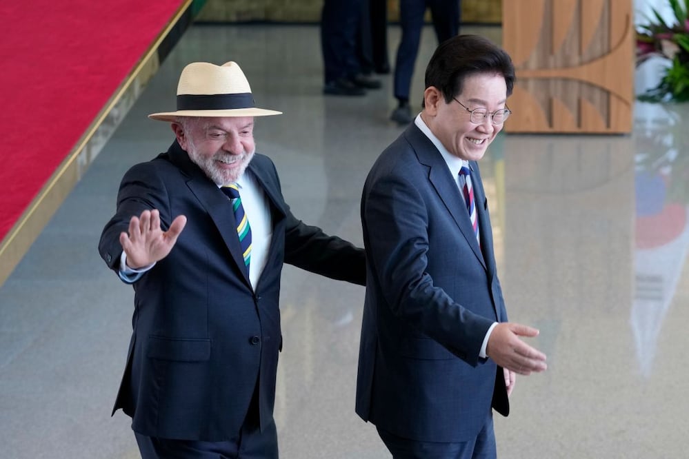 El presidente brasileño  Luiz Inácio Lula da Silva y el presidente surcoreano Lee Jae-myung, ayer en el Palacio de Itamaraty. FOTO: ERALDO PERES. AP