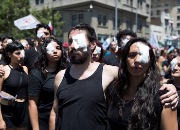 Policías dejan ciegos a 200 manifestantes en Chile, acusan