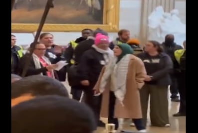 Activista musulmana Linda Sarsour, lidera manifestación dentro del Capitolio en EU