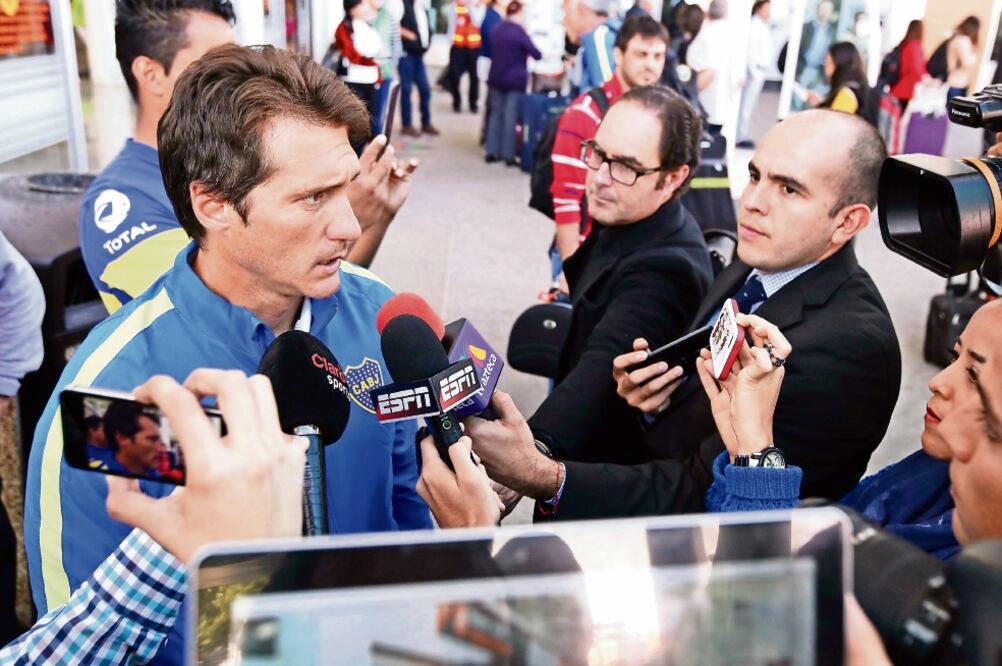 El DT de Boca, Guillermo Barros Schelotto, a su llegada a Guadalajara. (ULISES RUIZ BASURTO. EFE)