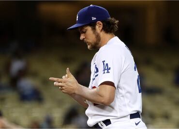 Trevor Bauer, siete días más fuera; aún lo investigan