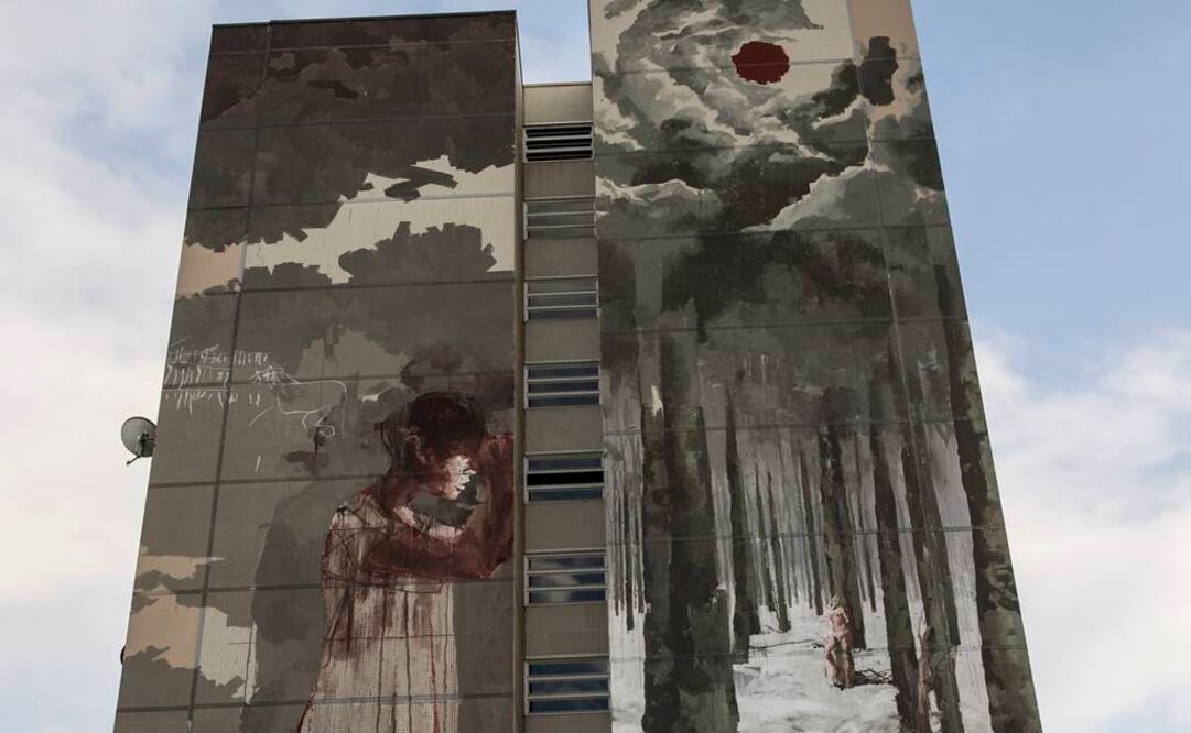 Vecinos se quejan de que la pintura es demasiado tétrica como para copar los 42 metros de altura que tiene la fachada del bloque de pisos y denuncian que se encuentra muy cerca de una escuela infantil y de un albergue de refugiados. FOTO: EFE.