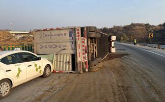 Accidentes en la autopista México-Puebla provocan caos vial; choque múltiple y volcadura de tráiler con ganado