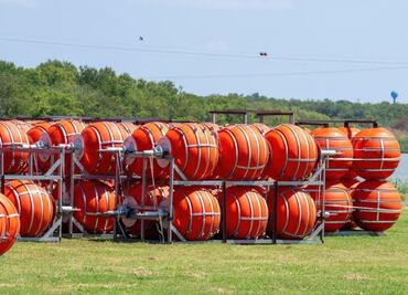 Departamento de Justicia demandará a Abbott, gobernador de Texas, por muro flotante en río Bravo