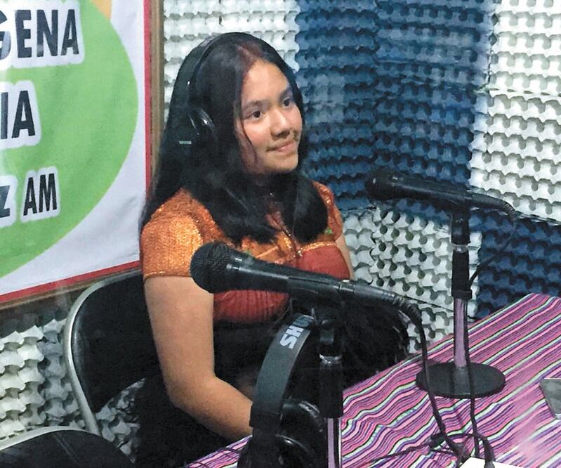 A Claudia María le entusiasma estar frente al micrófono de Amanecer, en la comunidad de Betania; dice que su misión es impulsar la difusión del bagaje lingüístico-cultural entre las nuevas generaciones. Foto: ÓSCAR GUTIÉRREZ. EL UNIVERSAL