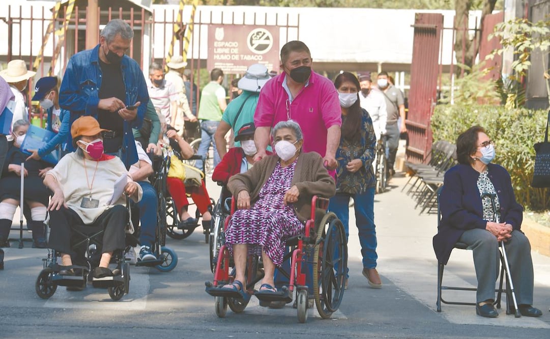 Ante el temor por la cuarta ola de Covid-19, miles de adultos mayores acudieron a aplicarse la dosis de refuerzo en el Centro Cultural Jaime Torres Bodet del IPN. Foto: Hugo García/ EL UNIVERSAL. 
