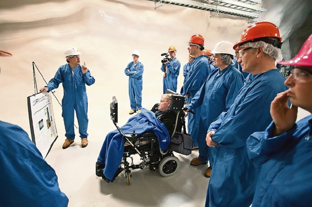Otro investigador mexicano, Éric Vázquez, tuvo la oportunidad de explicar su trabajo en un observatorio subterráneo de Canadá al científico inglés Stephen Hawking. (CORTESÍA INSTITUTO DE FÍSICA)