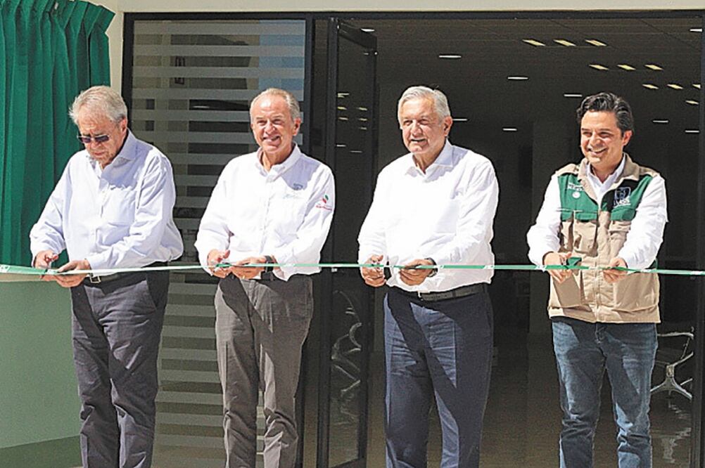 El presidente Andrés Manuel López Obrador (centro) inauguró el hospital del IMSS de Los Hernández, en San Luis Potosí. Foto: PRESIDENCIA