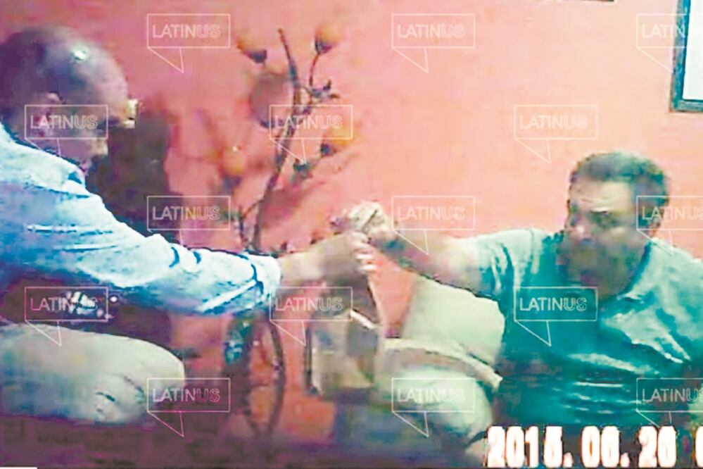 “Aquí te traigo uno”, dice David León (izq.) a Pío López Obrador, en uno de los dos videos difundidos. Foto: TOMADA DE VIDEO