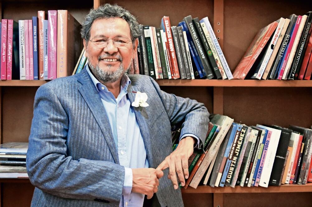 El escritor Élmer Mendoza es el entrevistado del programa (ARCHIVO EL UNIVERSAL)