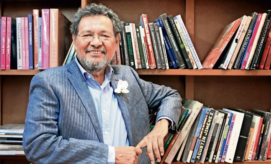 El escritor Élmer Mendoza es el entrevistado del programa (ARCHIVO EL UNIVERSAL)