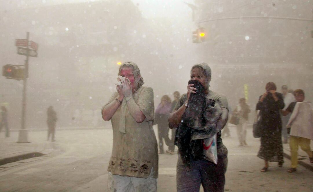 La torre norte del WTC se derrumba 102 minutos después de haber sido atacada Foto: AP