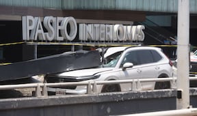VIDEO: ¡Tragedia en Interlomas! Estructura publicitaria colapsa sobre camioneta y mata a una mujer