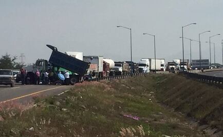 CNTE se moviliza en Michoacán; cierra carreteras