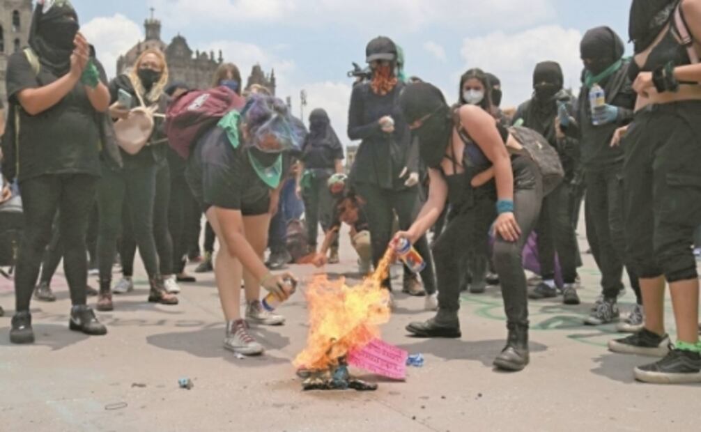 Policías encapsulan marcha de feministas