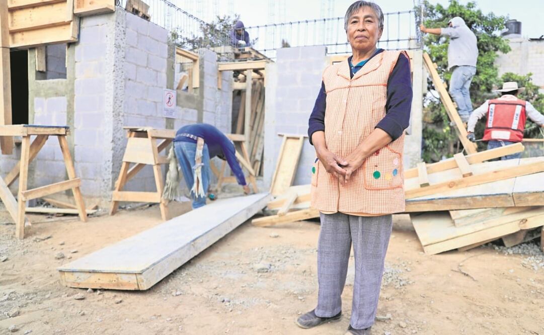 La señora Ana Villarreal vigila la reconstrucción de su casa en el número 39 de la calle Insurgentes. Cuenta que tuvo que pasar fin de año en casa ajena.