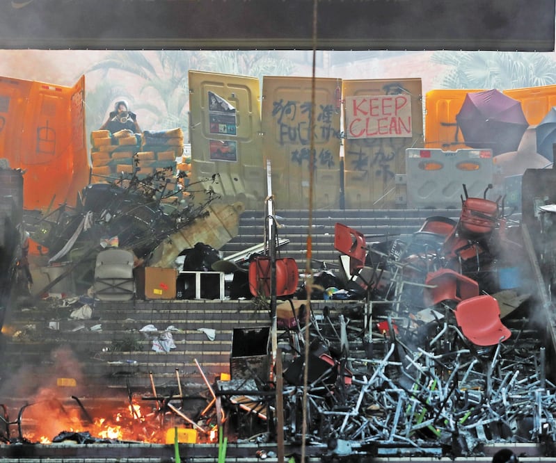 Estudiantes montaron una barricada con sillas, puertas, sombrillas y otros materiales, en las escaleras de la Universidad Politécnica, donde esta mañana irrumpió la policía. Foto: ATHIT PERAWONGMETHA. REUTERS
