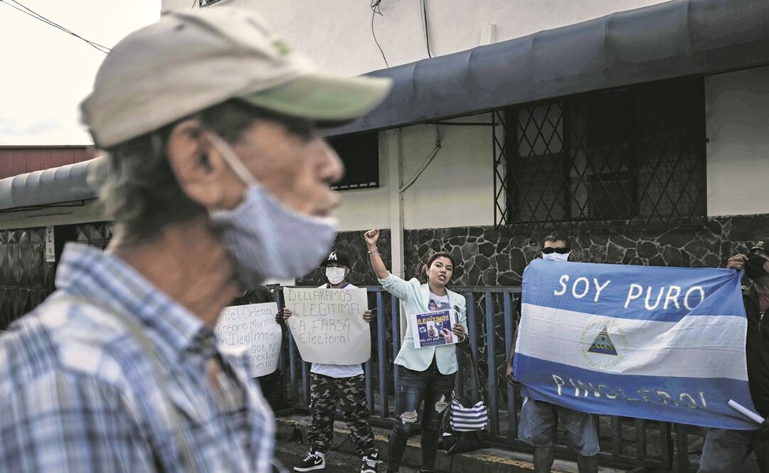 Nicaragüenses exiliados en Costa Rica protestaron frente a la embajada de Nicaragua en rechazo a los comicios en los que ganó Daniel Ortega. Foto: Jeffrey Arguedas. EFE