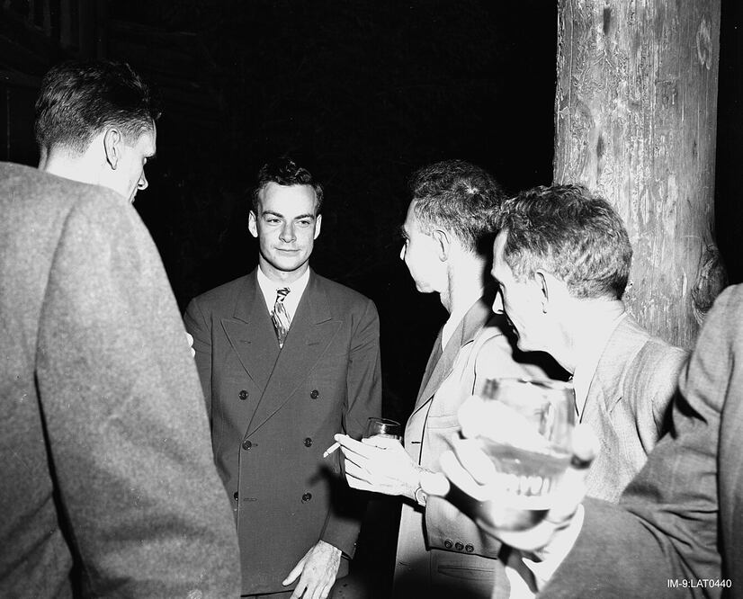 Feynman (centro) con Robert Oppenheimer (derecha), en Los Álamos. Ambos científicos participaron en el Proyecto Manhattan, que fabricó la primera bomba atómica. Foto: Collection: Manhattan Era Photos 1943-1947