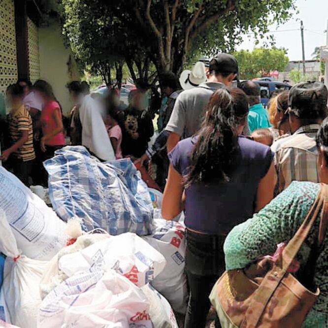 Las personas desplazadas arribaron al municipio de El Rosario, donde se les brindó alimento, alojamiento y asistencia médica. Foto/SECRETARÍA DE SEGURIDAD PÚBLICA DE SINALOA