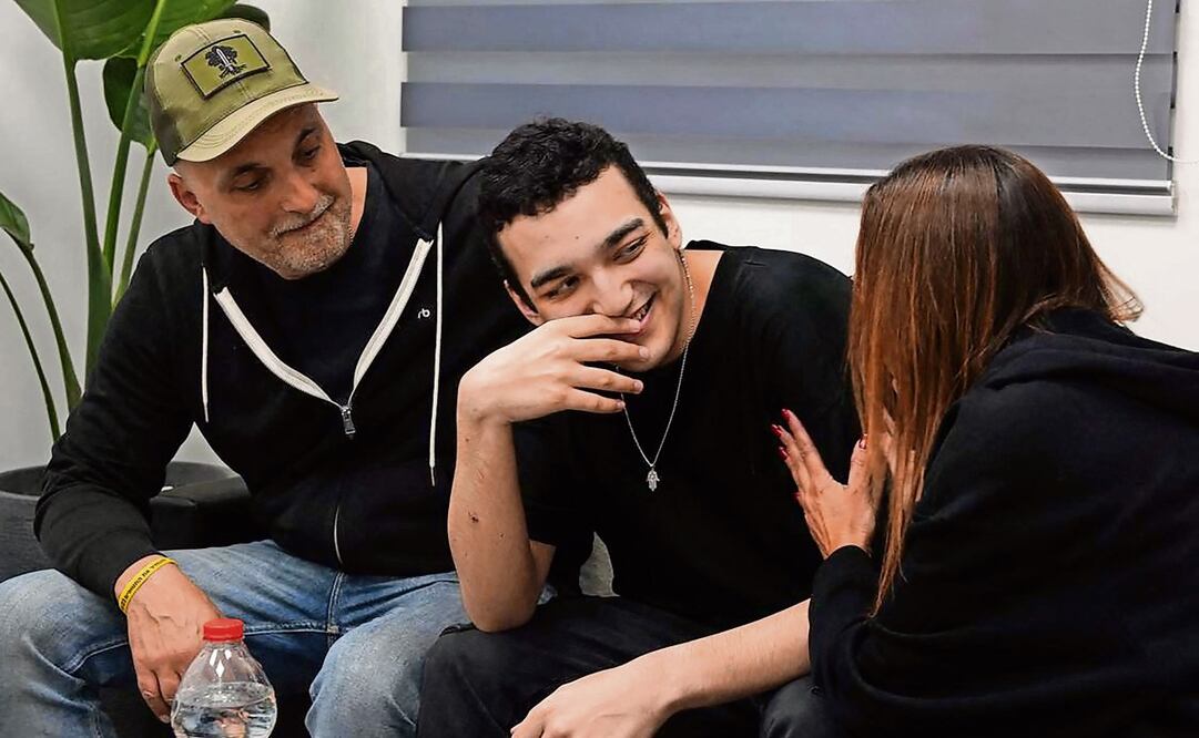 Foto distribuida por el ejército israelí que muestra al soldado Edan Alexander con su familia, tras ser liberado este lunes por la organización islamista Hamas. Foto: AFP
