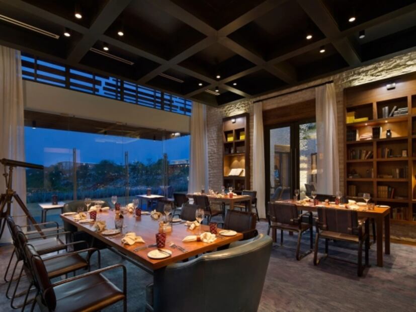 En Riviera Maya hay un hotel rodeado por canales de agua cristalina