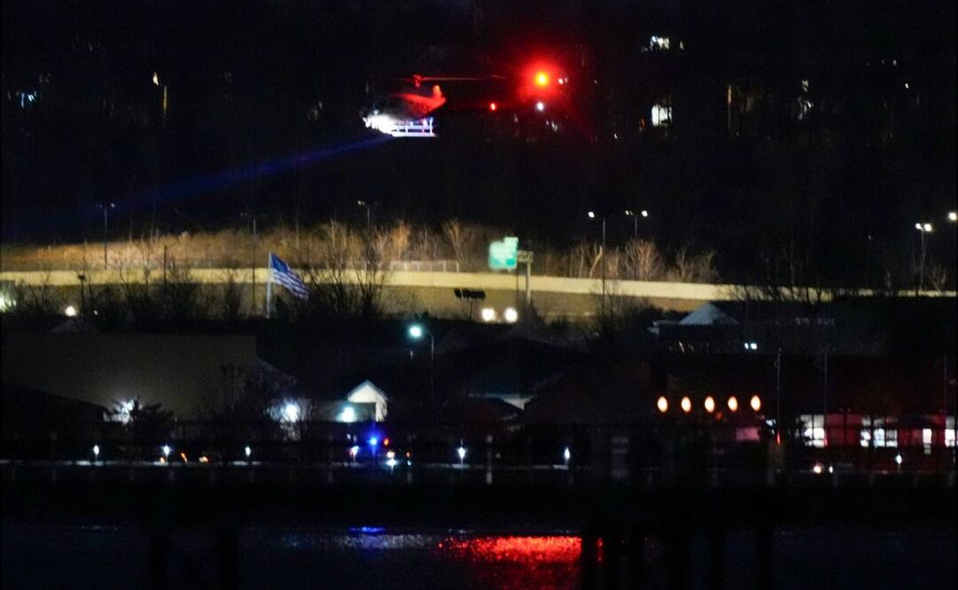 Chocan avión y helicóptero cerca de aeropuerto de Washington. Foto: AP