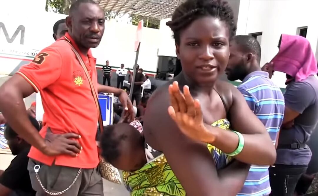 “White people are fed first and then they leave us some leftovers once a day,” they told in Spanish - Photo: Taken from EL UNIVERSAL's official YouTube page