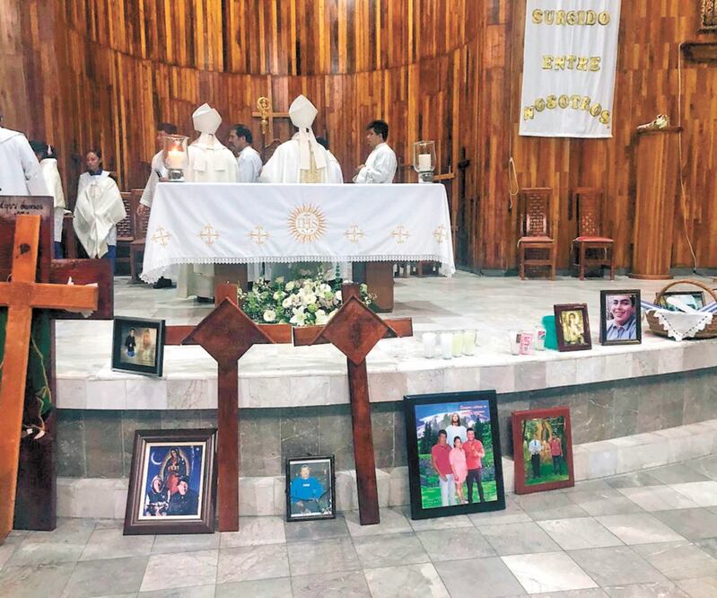 En la Iglesia de San Francisco, localizada en el centro de Tlahuelilpan, el obispo de Tulancingo ofició una misa por las víctimas. Foto: DINORATH MOTA. EL UNIVERSAL