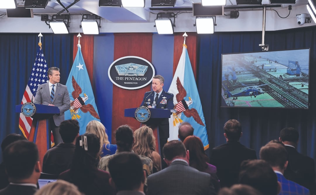 El secretario de Guerra, Pete Hegseth, y el jefe del Estado Mayor Conjunto, general Dan Caine. En el Pentágono han llegado a
excluir a medios tradicionales. Foto: AFP