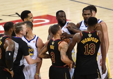 Warriors ahogan ímpetu de los Cavaliers