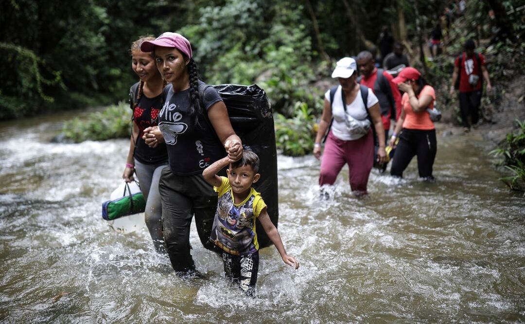 Miles de migrantes cruzan como pueden o incluso se entregan a las autoridades, en las últimas horas antes de que finalice el Título 42, con la esperanza de que les permitan permanecer en suelo estadounidense. Foto: AP