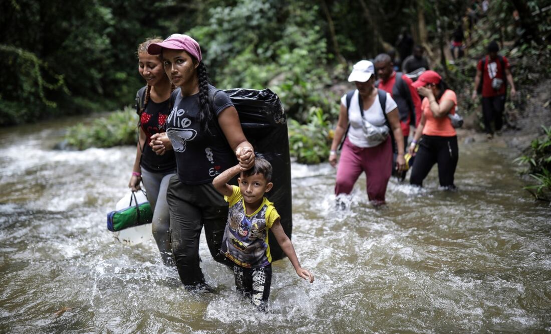 Miles de migrantes cruzan como pueden o incluso se entregan a las autoridades, en las últimas horas antes de que finalice el Título 42, con la esperanza de que les permitan permanecer en suelo estadounidense. Foto: AP