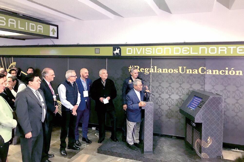El compositor Armando Manzanero asistió a la presentación de la Estación Emblemática de los Compositores Mexicanos. (CDMX)