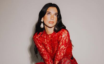 Dua Lipa celebra con vestido lencero transparente de Balenciaga