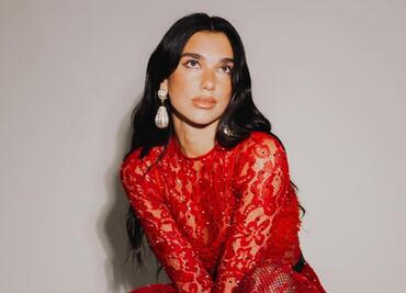 Dua Lipa celebra con vestido lencero transparente de Balenciaga