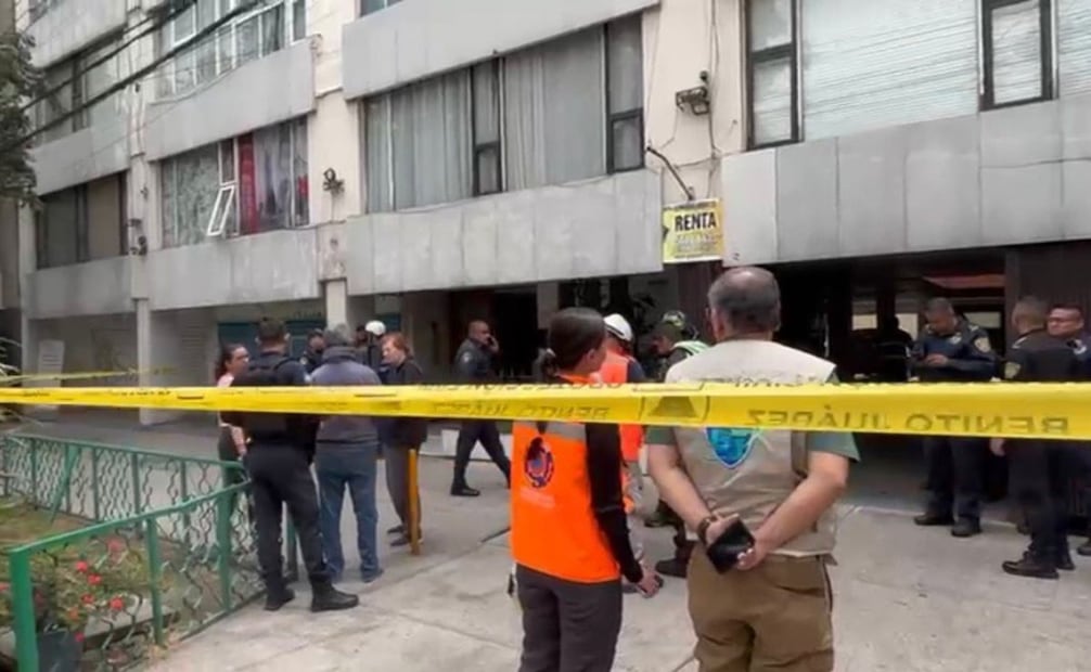 Joven cae de cuarto piso junto con tanque de gas al que realizaba mantenimiento en alcaldía Benito Juárez; cuerpos de emergencia se movilizan.
Foto: Especial.